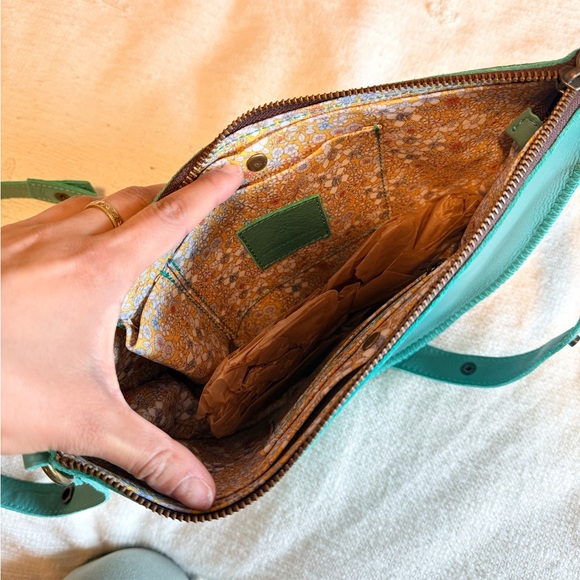 Lyons Teal Leather Biggie Bee Crossbody Sling Bag Purse 1.5L - Picture 7 of 16